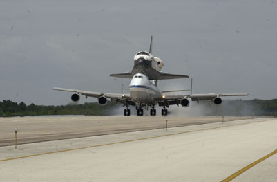ENDEAVOUR landet auf dem Rücken des SCA am Kennedy Raumfahrtzentrum