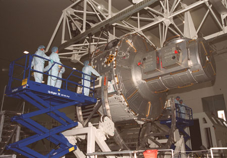 Die ISS-Luftschleuse wird auf den Startpaketintegrationsstand herabgelassen