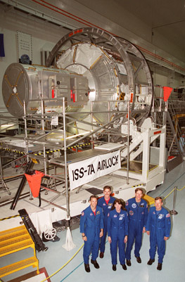 Die STS-100-Besatzung vor der neuen Luftschleuse für die ISS