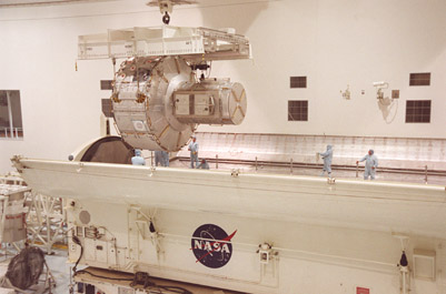 Die ISS Luftschleuse wird in den Nutzlastcontainer verladen