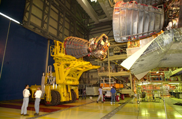 Das ausgebaute Triebwerk auf dem Heber