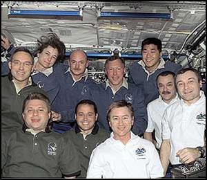 Die Mitglieder der an der Mission STS-108 beteiligten Besatzungen