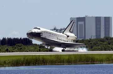 ATLANTIS landet nach Abschluß der STS-110 Mission am KSC in Florida