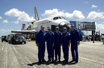 Die Besatzung posiert nach der Landung vor der Raumfähre