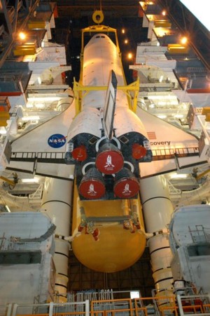 Der Orbiter wird vor den stehenden Startaufbau gehängt