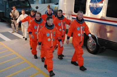 Die STS-115-Besatzung besteigt den Astrovan
