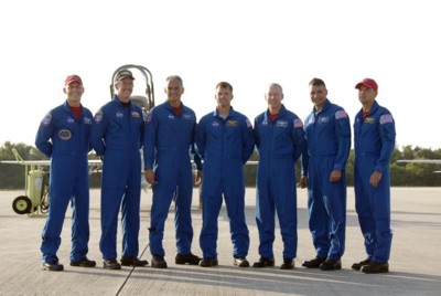 Die Besatzung von STS-117 trifft am KSC ein