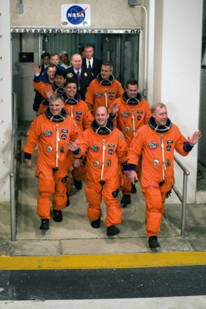 Die STS-123-Besatzung verläßt das Gebäude
