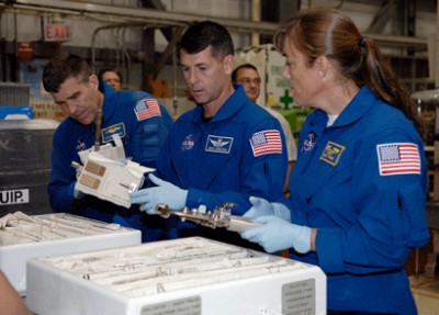 Astronauten sehen sich Ausrüstung an