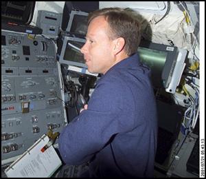 Kommandant Steven Lindsey bedient den Shuttle-Arm