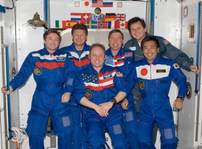 Gruppenphot der ISS-Besatzungen
