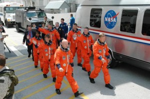 STS-121-besatzung besteigt den Astrovan am 1. Juli