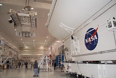 Nutzlast von STS-131 wird verladen