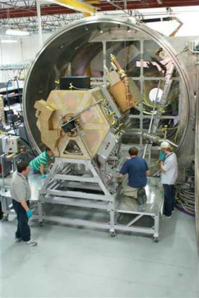 Wissenschaftler arbeiten an dem Prototyp VX-200
