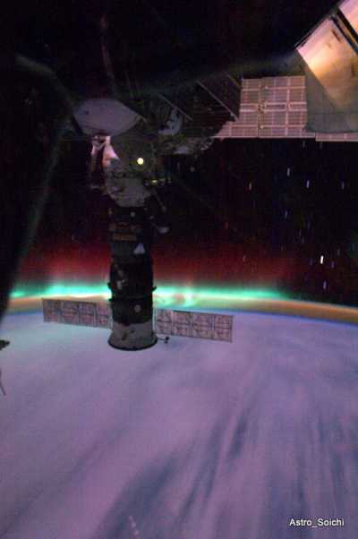 Die

Internationale Raumstation, wie sie durch die Aurora der Erde fliegt