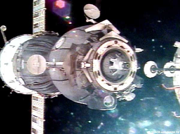 Sojus 
TM-33 legt von der ISS ab