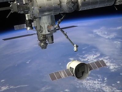 DRAGON beim Anflug auf die ISS