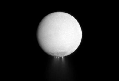Enceladus speit Wasser