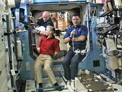 Anbringen von Expedition 24 Aufkleber