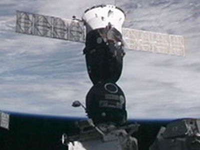 SOJUS TMA-20 legt an der ISS an