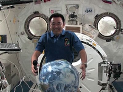 Hoshide spricht mit dem Verein Junger Astronauten