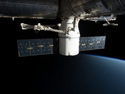 DRAGON angekoppelt an der ISS