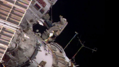 Oleg Artemjew an der Außenseite der ISS