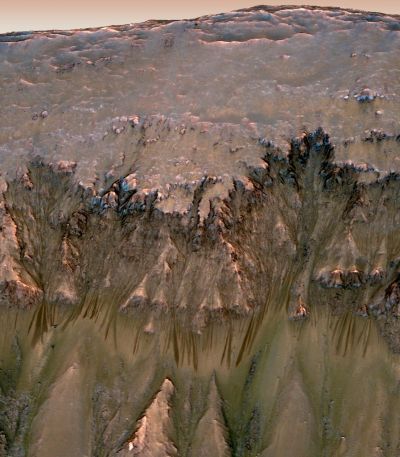 Vermutete Salzwasserströme auf dem Mars