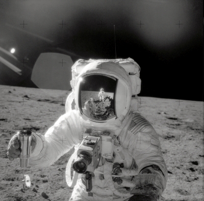 Alan Bean mit Mondprobe
